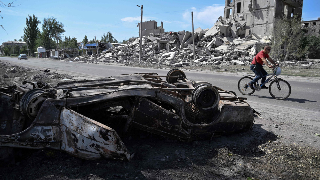 All das soll wieder aufgebaut, aber erst einmal verteidigt werden: Völkerrechtler streiten darüber, ob und mit welchem russischen Geld das geschehen darf.