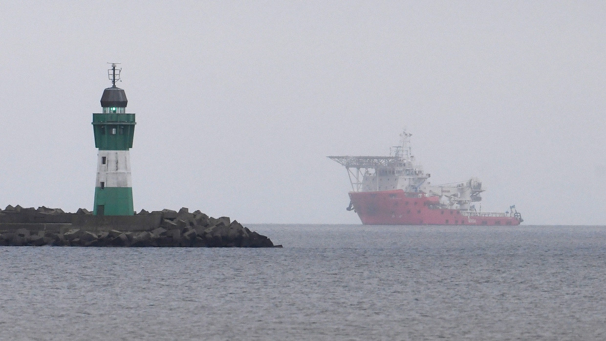 Sieht so ein Schiff aus, das an einer sterbenden Pipeline arbeitet? Ein russisches Spezialschiff vor dem Hafen Mukran auf Rügen