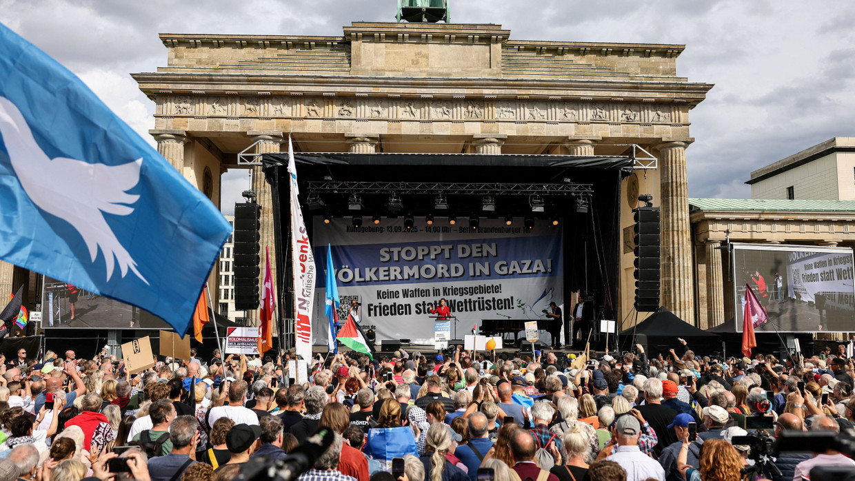 Sahra Wagenknecht spricht bei der Kundgebung in Berlin am Samstag
