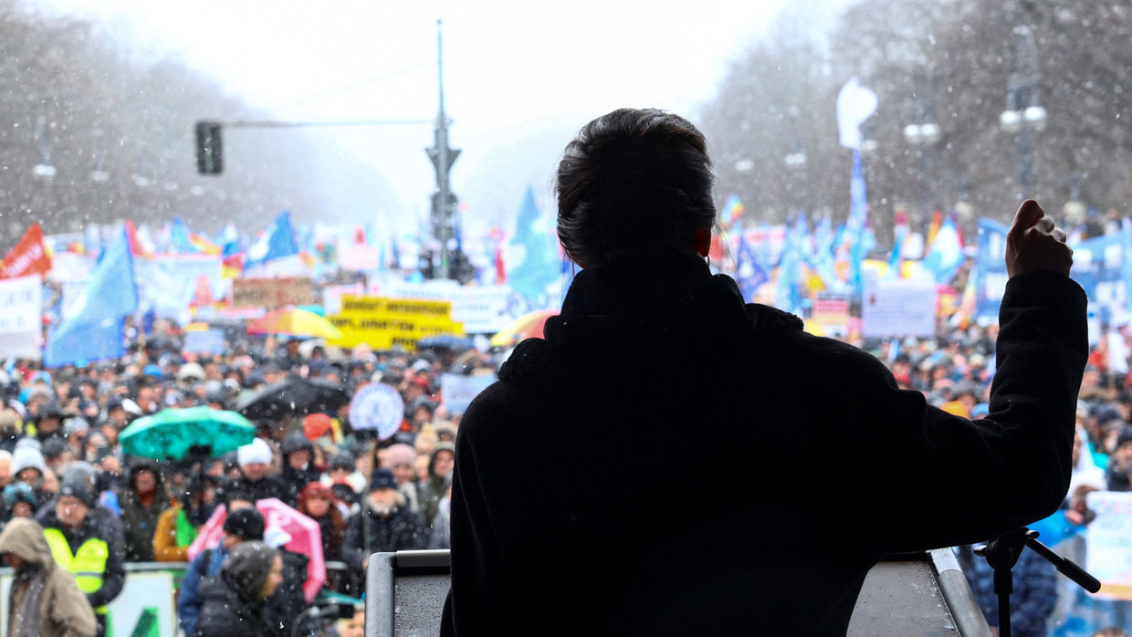 Sahra Wagenknecht spricht zu den Tausenden Teilnehmern der Kundgebung in Berlin.