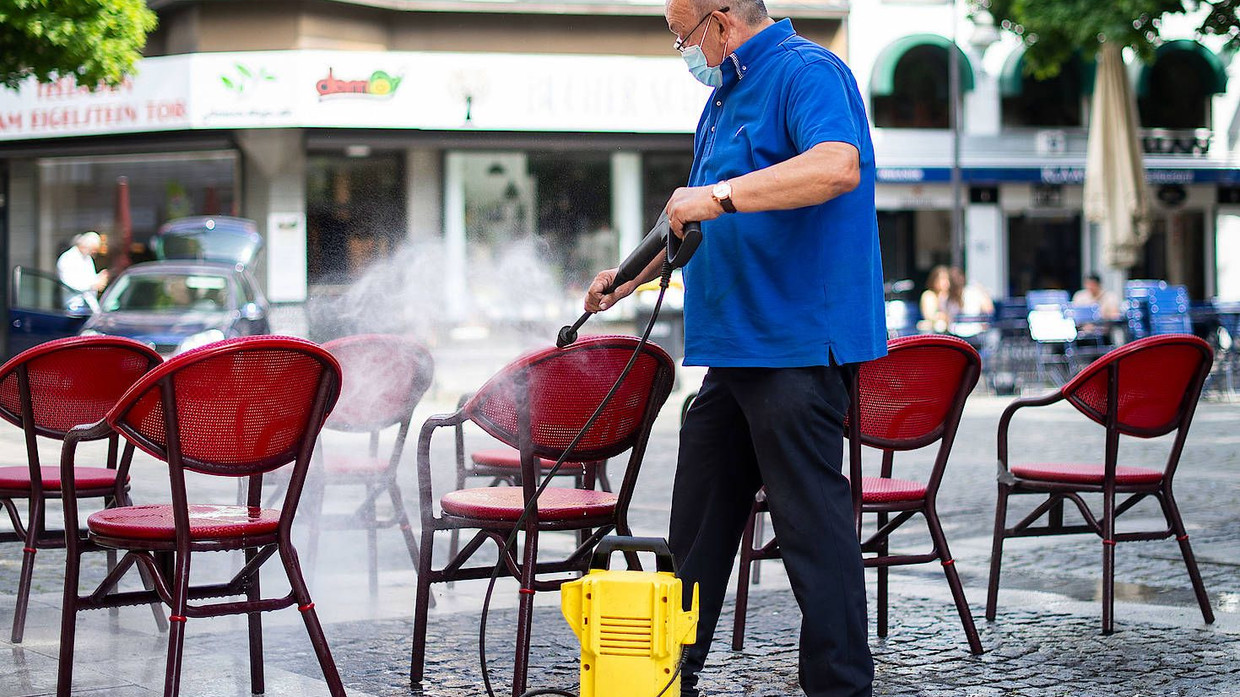 Gastronomen, wie dieser Inhaber einer Eisdiele in Köln, sind von den wirtschaftlichen Folgen der Corona-Krise oftmals stark betroffen. Gastronomen, wie dieser Inhaber einer Eisdiele in Köln, sind von den wirtschaftlichen Folgen der Corona-Krise oftmals stark betroffen.