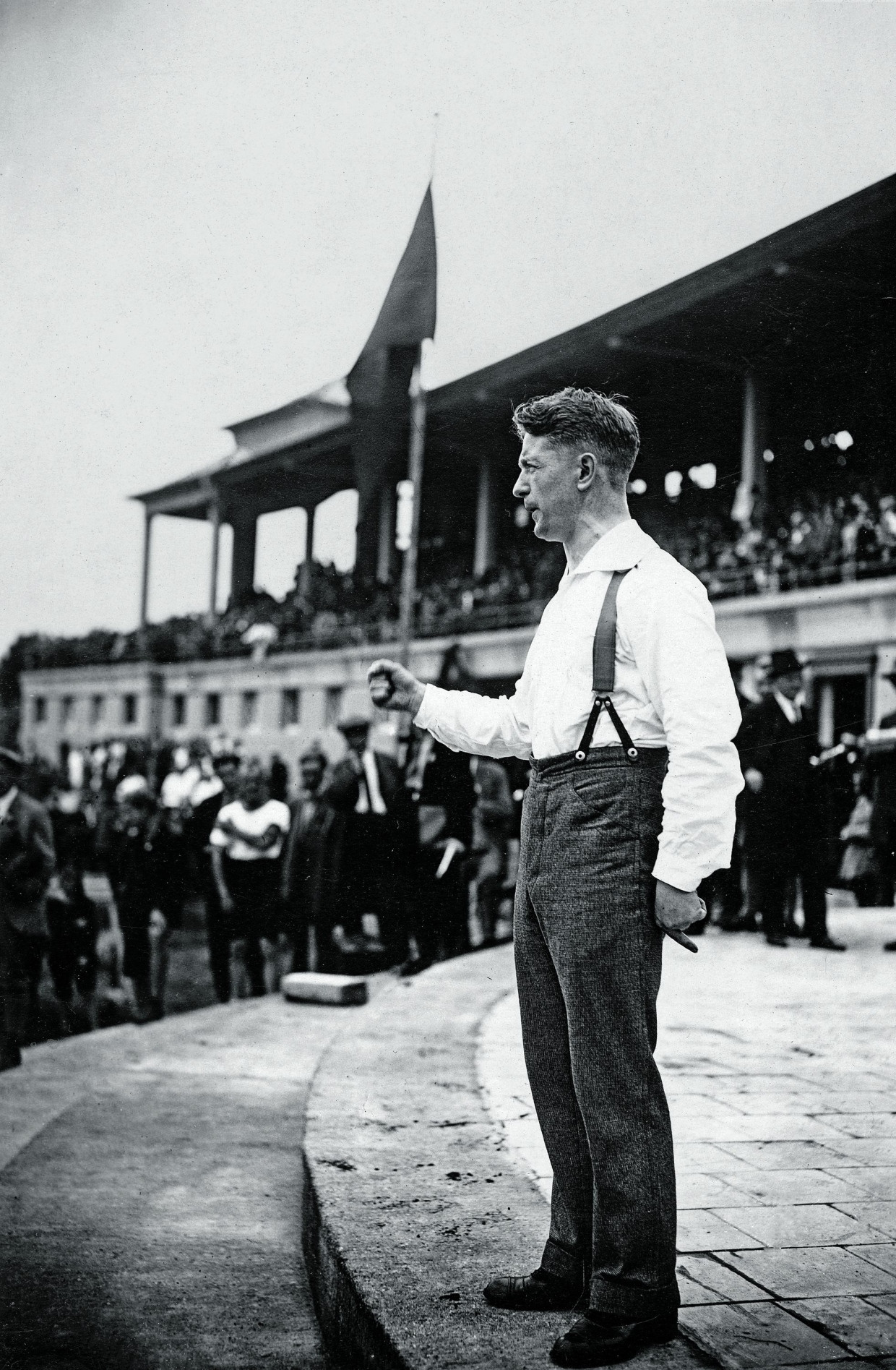 Gegenprogramm zu den Olympischen Spielen: Die Arbeiter-Olympiade sollte eine Alternative zu den 1896 begründeten Olympischen Spielen der Neuzeit sein. Das Foto zeigt die Eröffnung durch Jules Devlieger, Sekretär der Sportinternationale.