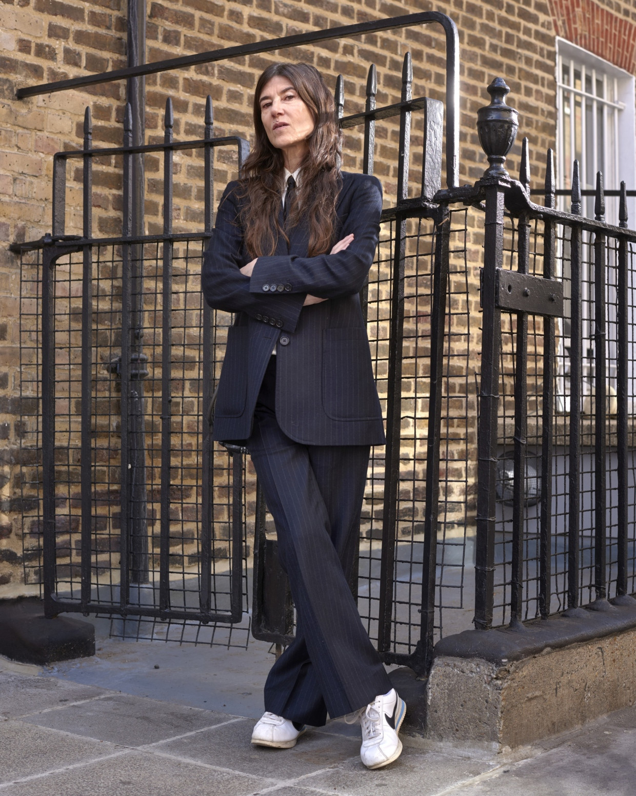Als Kind war Chaos für Bella Freuds Leben. Auch deshalb die strenge Uniform, heute als Designerin in London. Ihr eigenes Geschäft ist nur wenige Meter weiter.