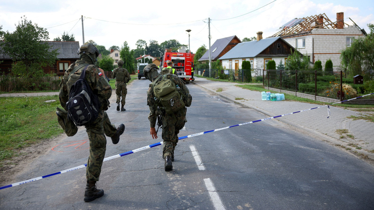 Polnische Soldaten gehen am 10. September 2025 auf ein Haus zu, das bei einem Drohnenangriff beschädigt wurde.