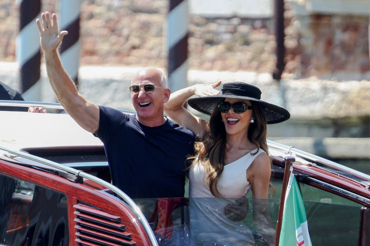 Welle, sich noch einmal zu verabschieden: Jeff Bezos und seine Frau Lauren Sánchez am Sonntag