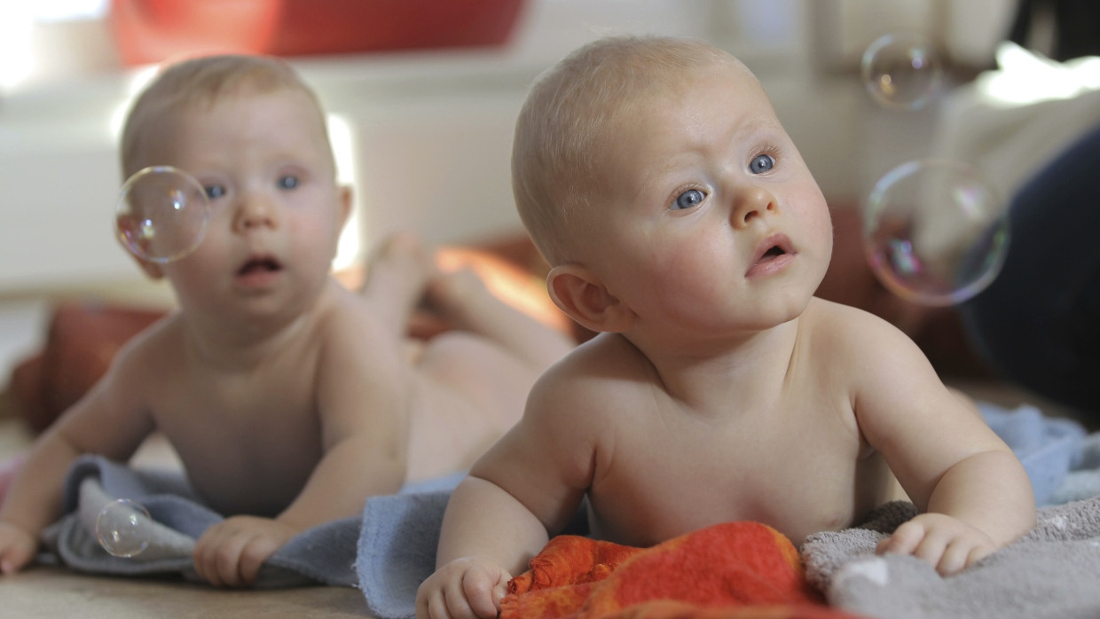 Na, wer kann schon besser krabbeln? – ein großes Thema unter Eltern mit kleinen Kindern