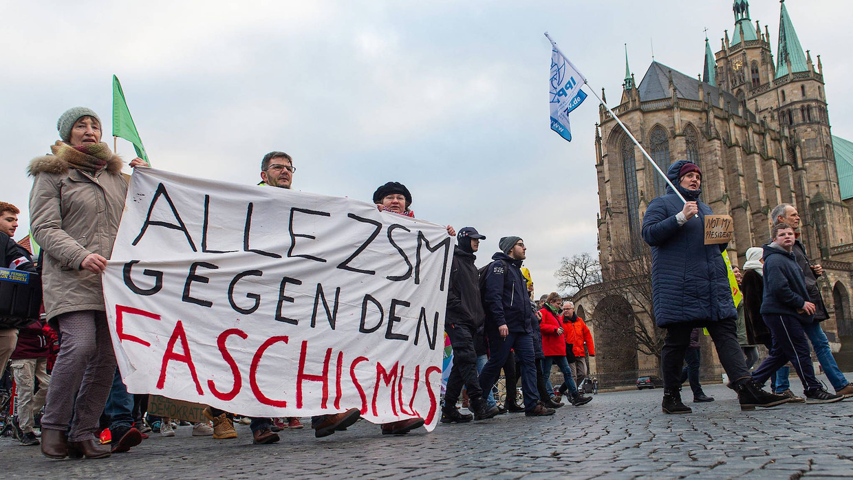 Demonstranten in Erfurt nach der Wahl des FDP-Politikers Kemmerich zum Ministerpräsidenten mit Stimmen der AfD