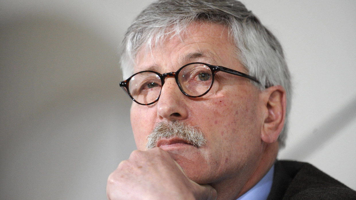 In seinem neuen Buch „Wunschdenken. Europa, Währung, Bildung, Einwanderung – warum Politik so häufig scheitert“ nimmt sich Thilo Sarrazin die Flüchtlingspolitik der Kanzlerin vor. In seinem neuen Buch „Wunschdenken. Europa, Währung, Bildung, Einwanderung – warum Politik so häufig scheitert“ nimmt sich Thilo Sarrazin die Flüchtlingspolitik der Kanzlerin vor.