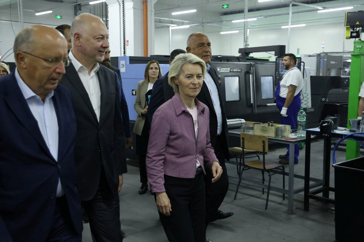 EU-Kommissionspräsidentin Ursula von der Leyen im August beim Besuch einer Rüstungsfabrik im bulgarischen Sopot