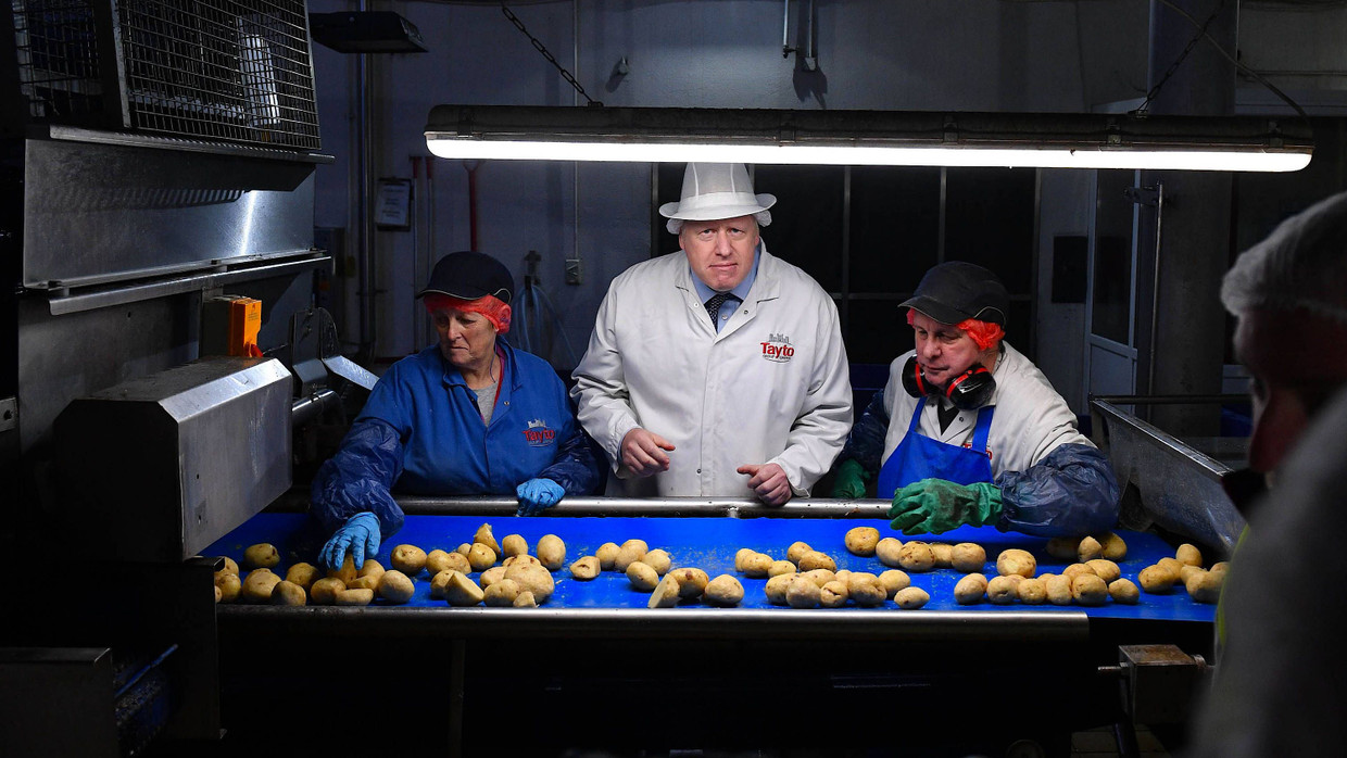 Der britische Premierminister Boris Johnson während eines Wahlkampf-Termins in einer Chips-Fabrik im nordirischen County Armagh