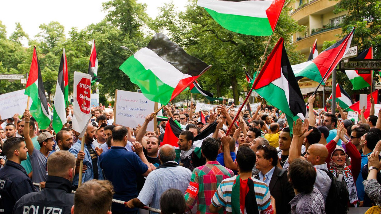 Eine anti-israelische Demonstration vor der israelischen Botschaft in Berlin (Aufnahme vom 21.7.2014)