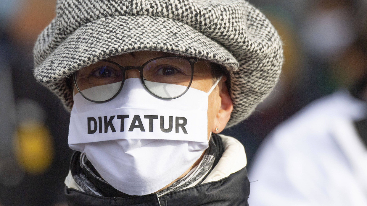Querdenker protestieren gegen eine angebliche „Corona-Diktatur“, andere fordern sie.