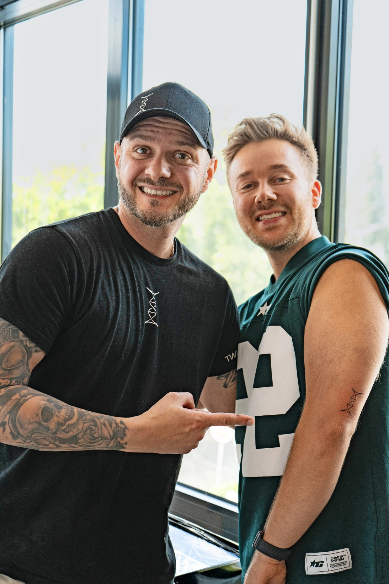 Rettungssanitäter und Influencer Marcel Wilhelm (rechts) ist der erste Träger des „TwinWin“-Symbol von Tätowierer Jimmy-Dean Laubinger (links).