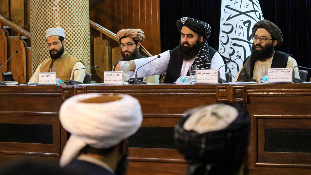 Mehrere politische Führungskräfte der Taliban bei einer Pressekonferenz