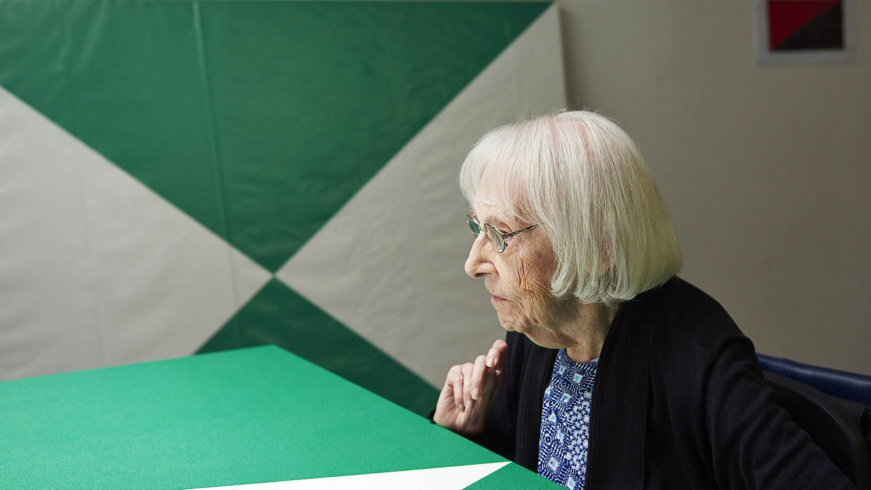 Weniger ist immer mehr: Carmen Herrera mit zwei ihrer Bilder. Mehrere Serien hat sie den Farben Grün und Weiß gewidmet.
