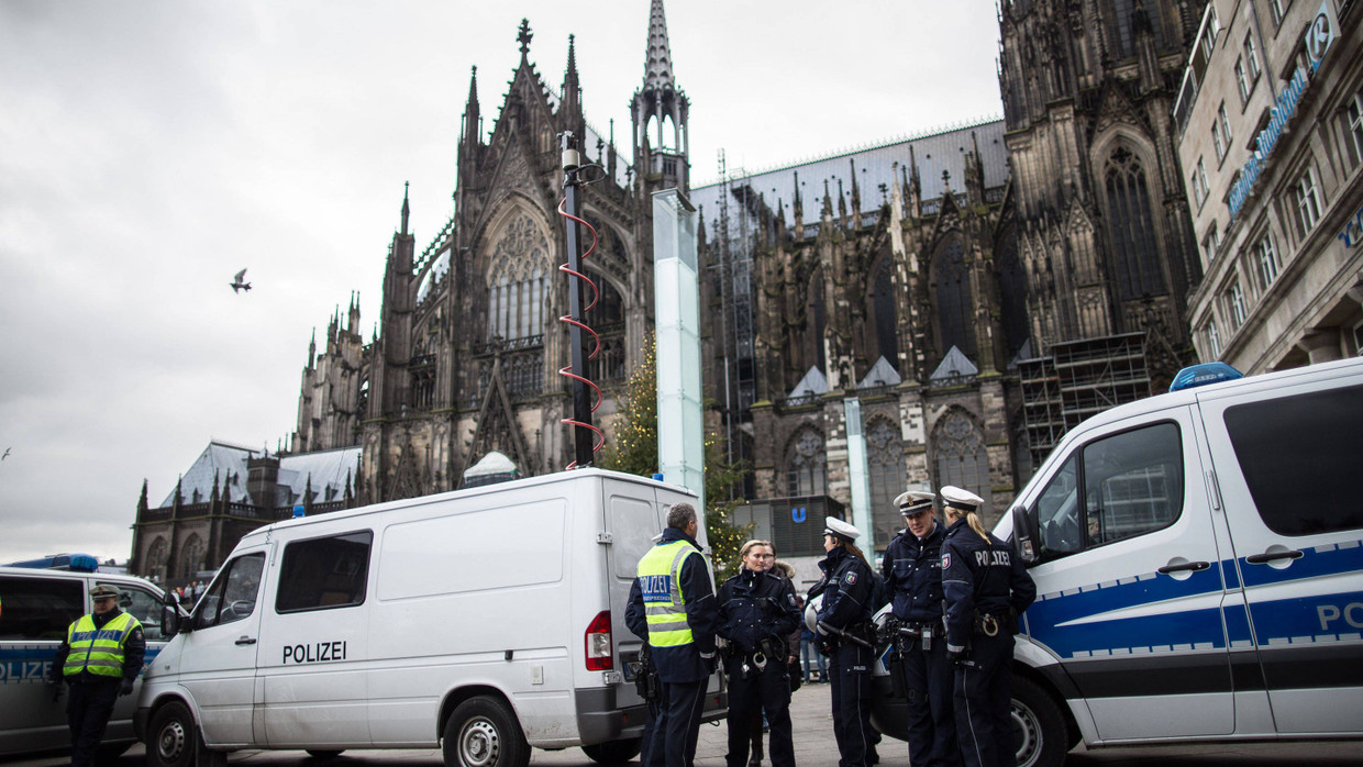 Polizeifahrzeuge vor dem Kölner Dom Polizeifahrzeuge vor dem Kölner Dom