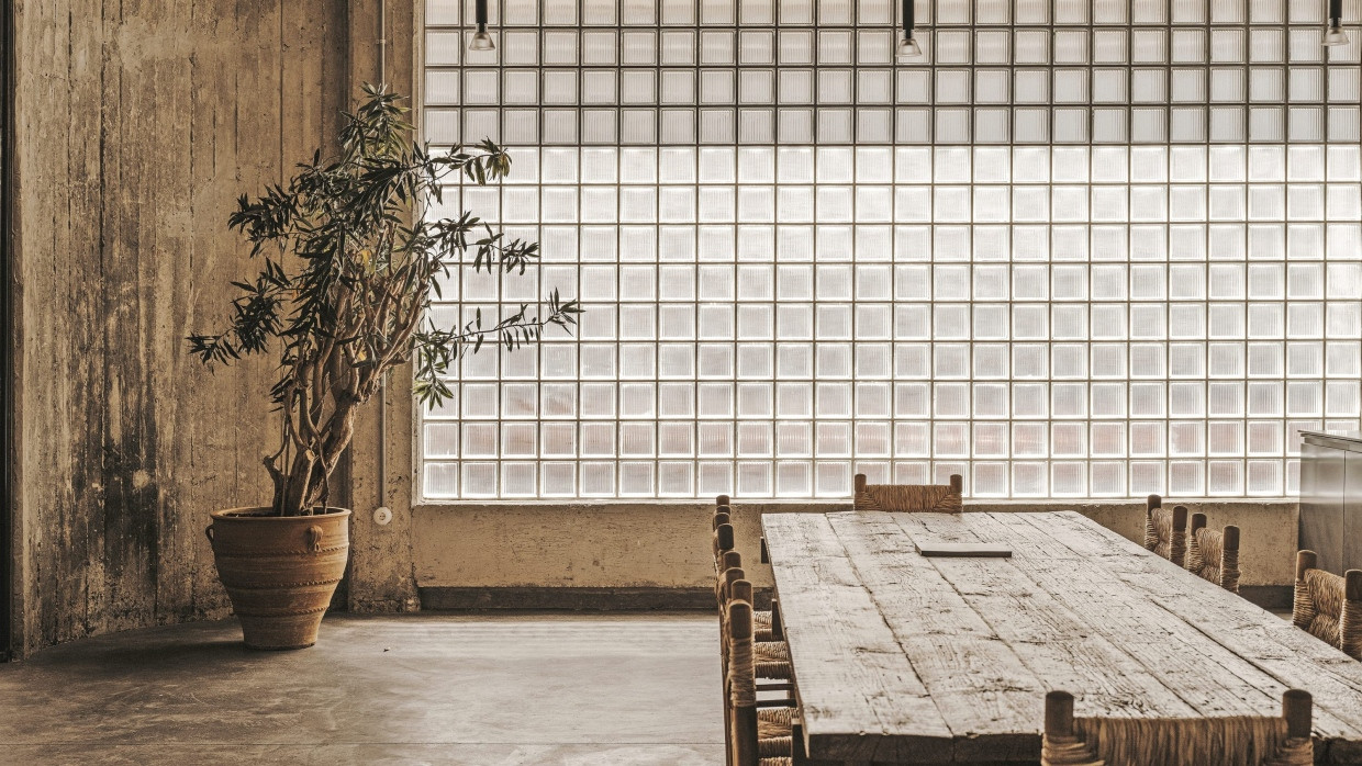 Und es ward Licht: In Athen verpasste der britische Architekt Andrew Trotter einem einstigen Lagerhaus eine Glasbausteinwand.