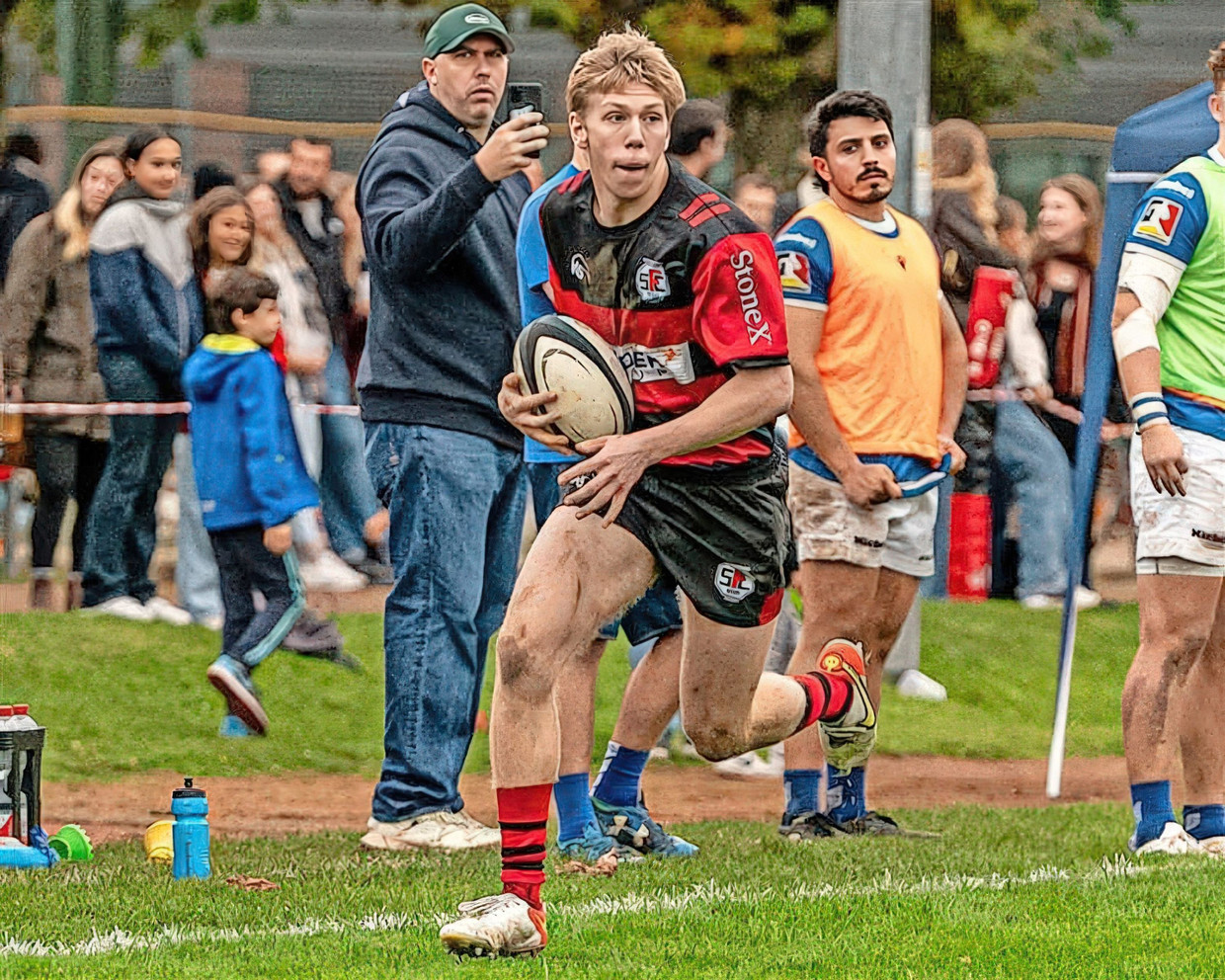 Christopher Hennig ist 19 Jahre alt. Im Alter von vier Jahren begann er, beim SC Frankfurt 1880 Rugby zu spielen. Nach einem Auslandsjahr im neuseeländischen Christchurch spielte er seine erste volle Saison bei den Frankfurter Herren in der Bundesliga und gab sein Debüt in der deutschen Nationalmannschaft. Auf seiner Position als Fly-Half muss er wichtige taktische Entscheidungen treffen. Vor Kurzem unterzeichnete er seinen U-23-Vertrag beim FC Grenoble, an dessen Akademie er trainieren wird. Am 15. Juli beginnt dort die Preseason. Bevor es für ihn nach Frankreich geht, wird er noch beim Bundesliga-Finale antreten: an diesem Samstag um 15 Uhr gegen den TSV Handschuhsheim aus Heidelberg.