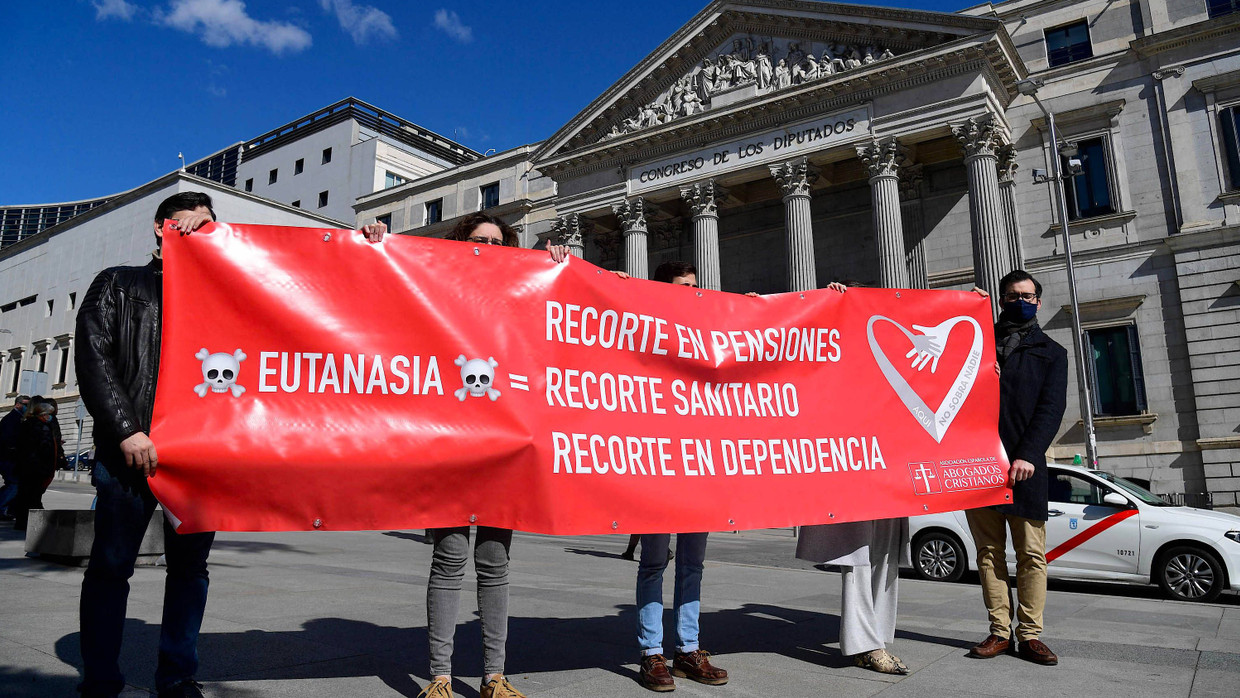 Demonstranten bei einem Protest gegen die Legalisierung der Sterbehilfe am 18. März in Madrid