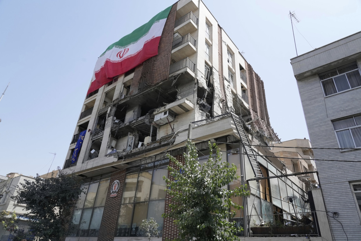 Viele führende Leiter des iranischen Atomprogramms wurden in ihren Betten getötet. Das Bild zeigt ein Haus in Teheran, das im Juni 2025 von einer israelischen Rakete getroffen wurde.