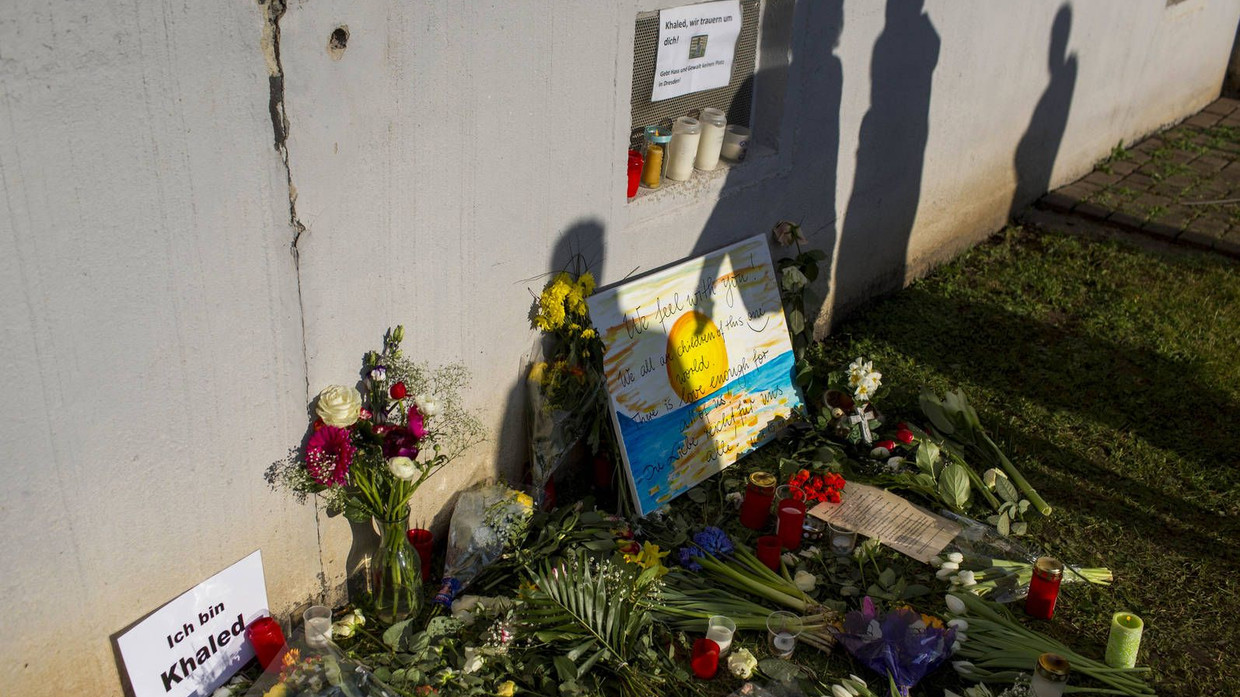 Blumen für den toten Asylbewerber: Hier wurde seine Leiche gefunden