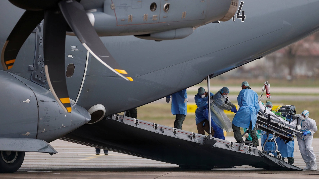 Ein mit dem Coronavirus infizierter Patient wird  in einem deutschem Militärflugzeug von Straßburg nach Ulm verlegt.