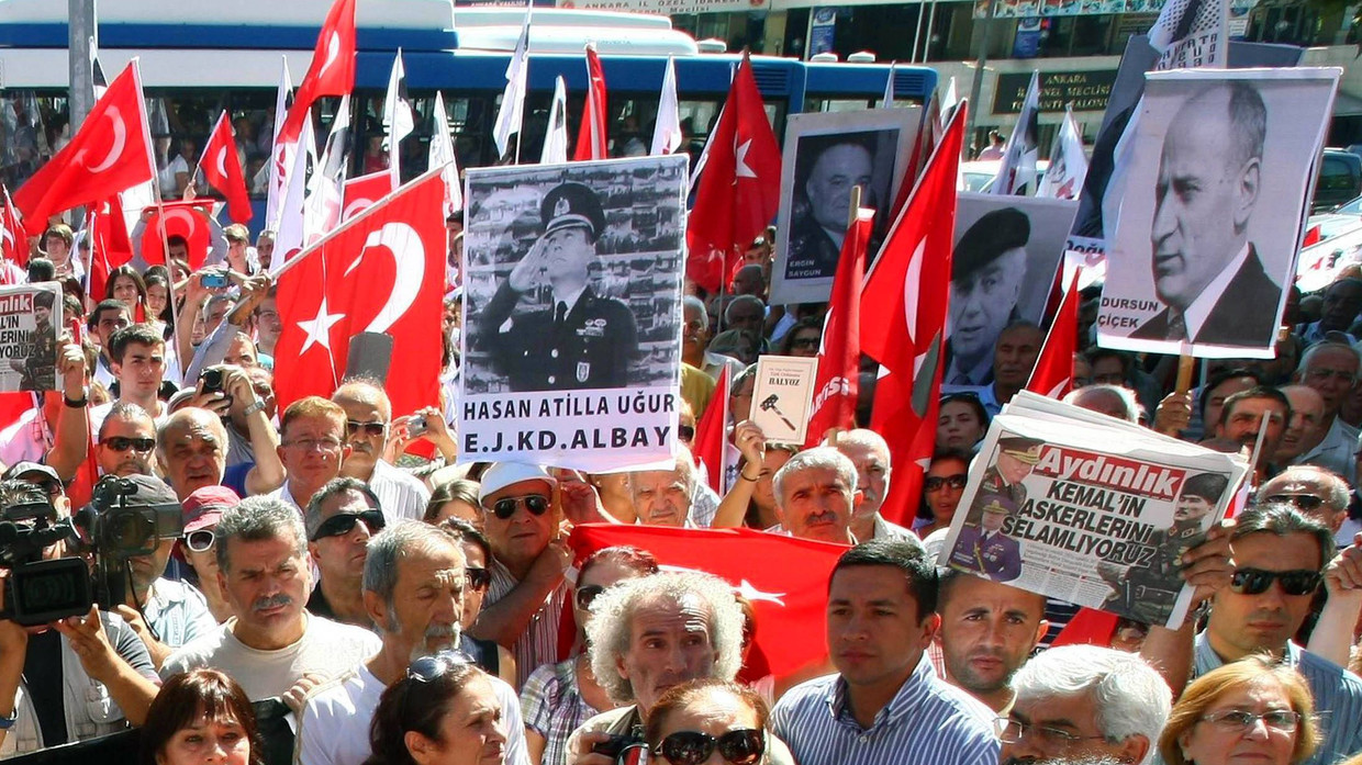 Für die Militärs, gegen Erdogan: Tausende Demonstranten protestierten vergangene Woche in Ankara Für die Militärs, gegen Erdogan: Tausende Demonstranten protestierten vergangene Woche in Ankara