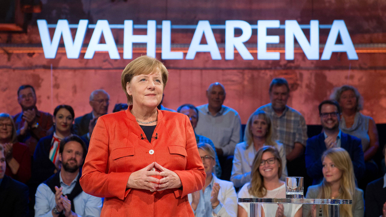 Bundeskanzlerin Angela Merkel (CDU) zeigt sich im TV-Studio der "Wahlarena" in Lübeck in ihrer gewohnten Pose. Bundeskanzlerin Angela Merkel (CDU) zeigt sich im TV-Studio der "Wahlarena" in Lübeck in ihrer gewohnten Pose.