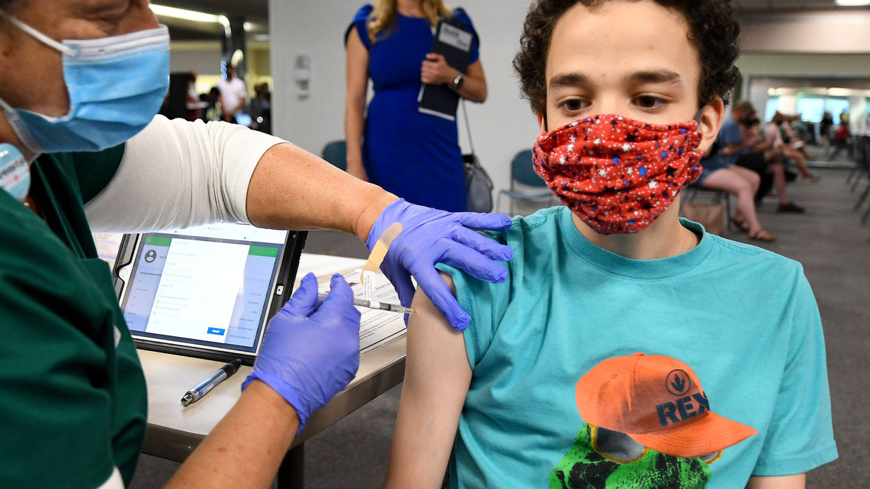 Eine amerikanische Krankenschwester verabreicht einem 16-jährigen Teenager eine Spritze des Corona-Impfstoffs.