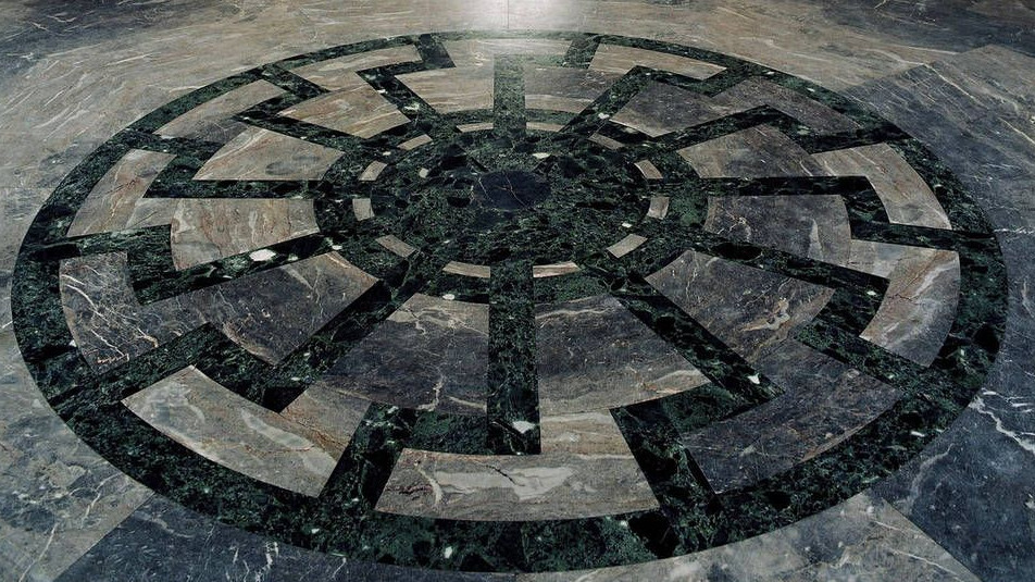 Das Ornament der „Schwarzen Sonne“ wurde in der Wewelsburg von der SS angebracht. Das Ornament der „Schwarzen Sonne“ wurde in der Wewelsburg von der SS angebracht.