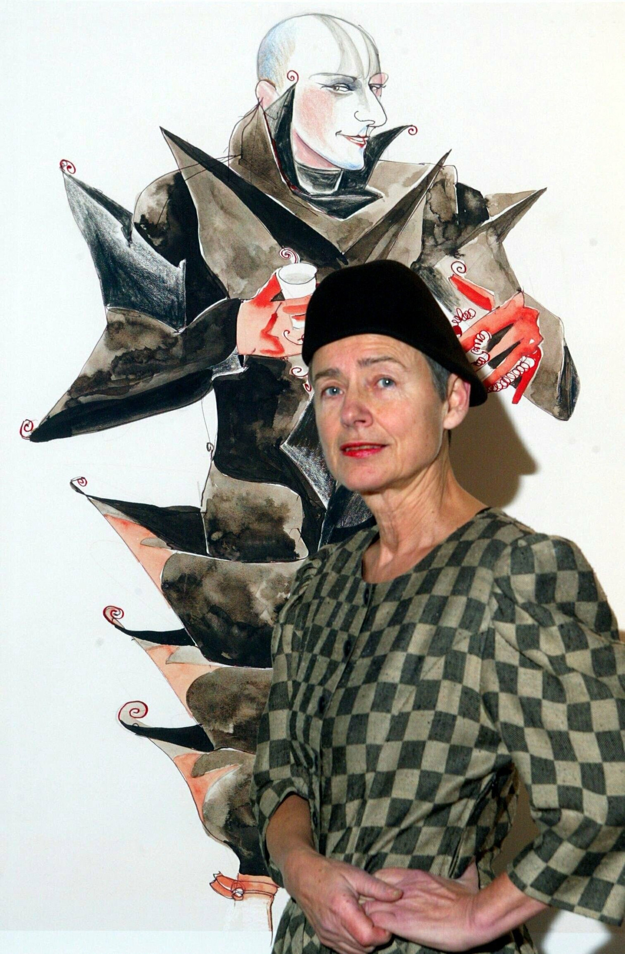 Christine Böer steht 2003 im Hamburger Museum für Völkerkunde vor ihrem Bild „Piazza San Marco“.