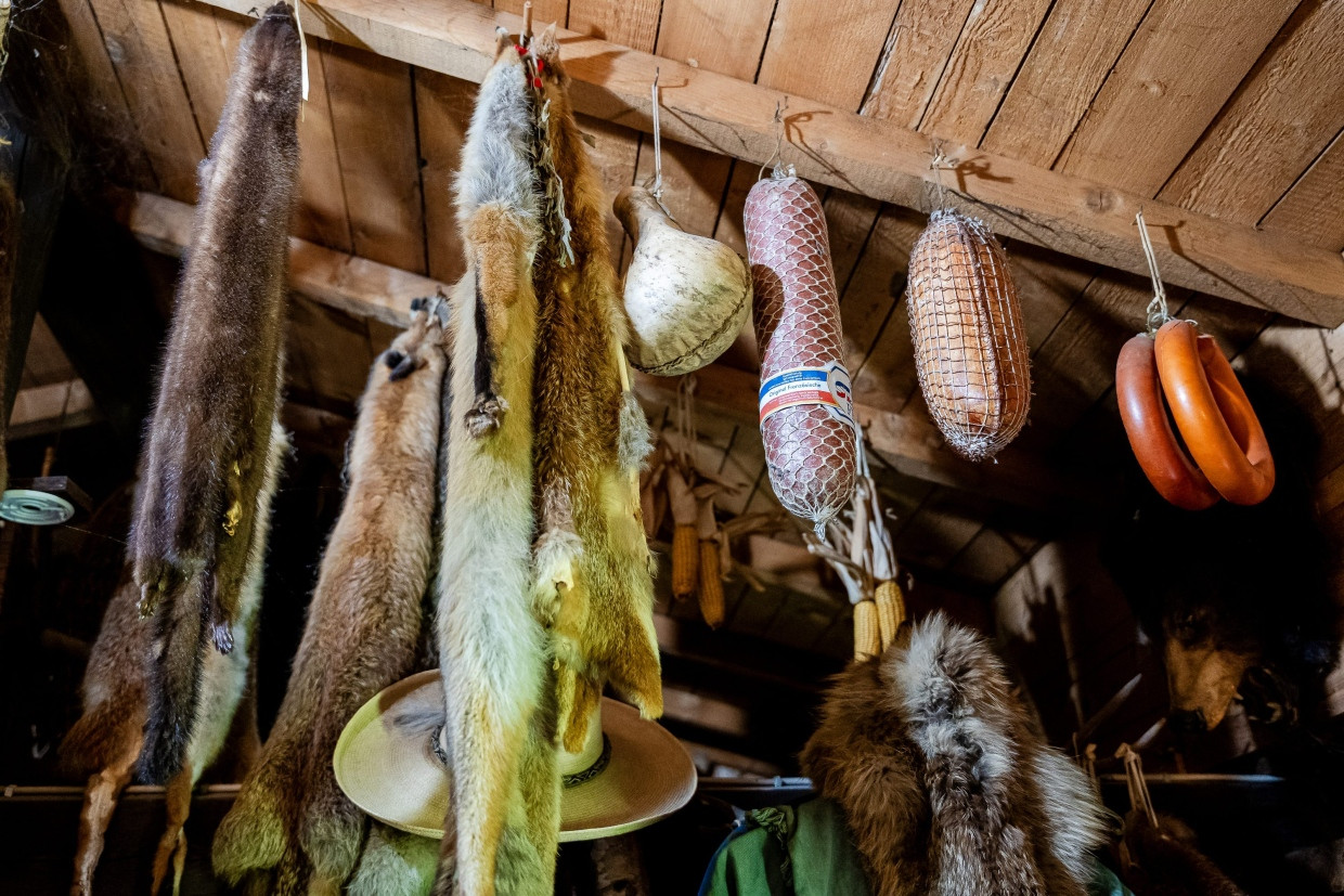 In der Handelsstation hängen Plastikwürste neben Fuchs- und Iltisfell.