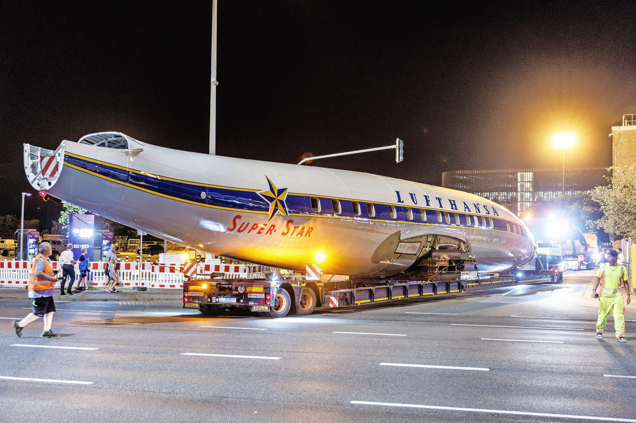 Hat einen großen Kurvenradius: Der Rumpf der Super Star bei der Einfahrt auf den Frankfurter Flughafen