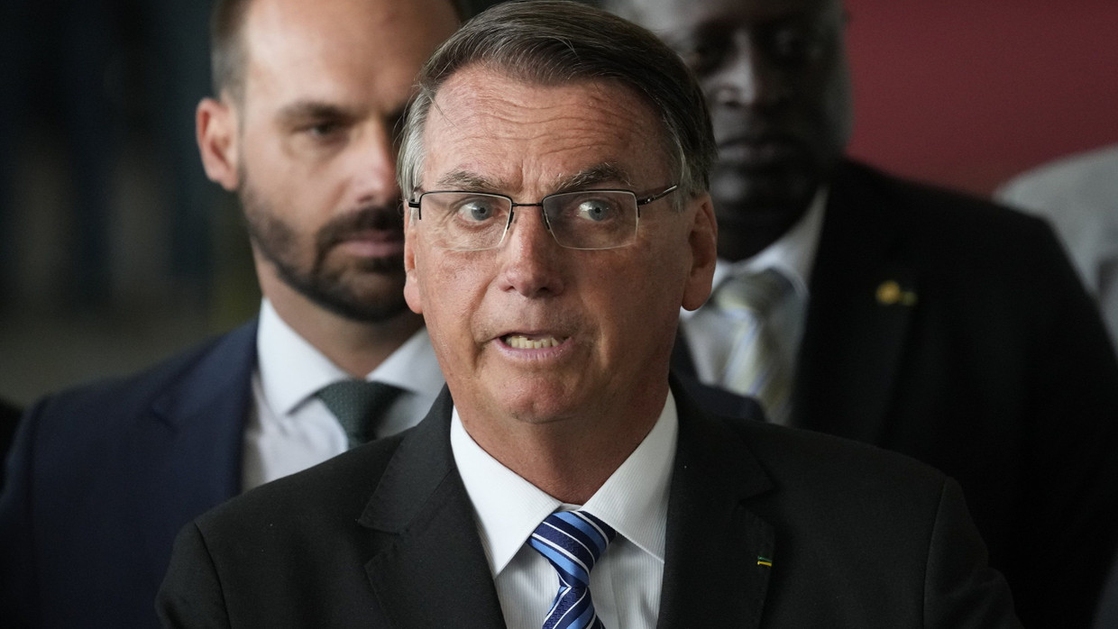 Der abgewählte, aber noch amtierende brasilianische Präsident Jair Bolsonaro hat seine Anhänger aufgefordert, ihre Straßensperren zu beenden.