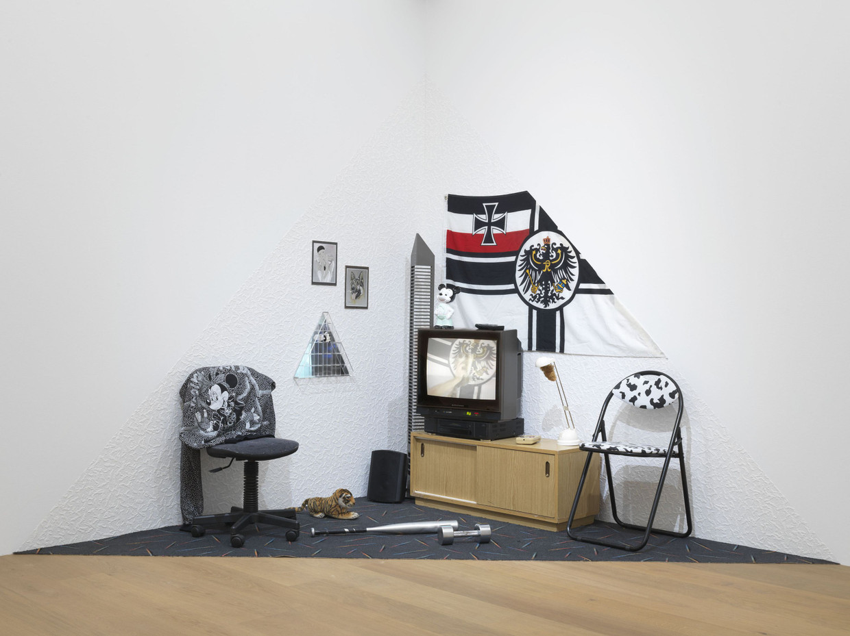 Hochinteressant wäre eine Statistik, in wie vielen Plattenbauwohnungen die Reichskriegsflagge hängt: Henrike Naumanns „Triangular Stories (Amnesia & Terror)“ von 2012 zeigt eine davon
