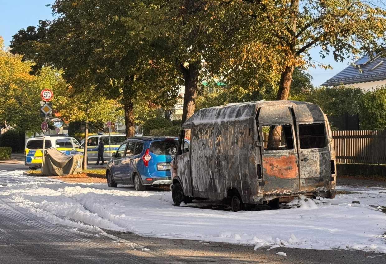 Im Wohngebiet um den Tatort fand die Polizei zudem mehrere ausgebrannte Fahrzeuge, darunter einen Kleinbus.