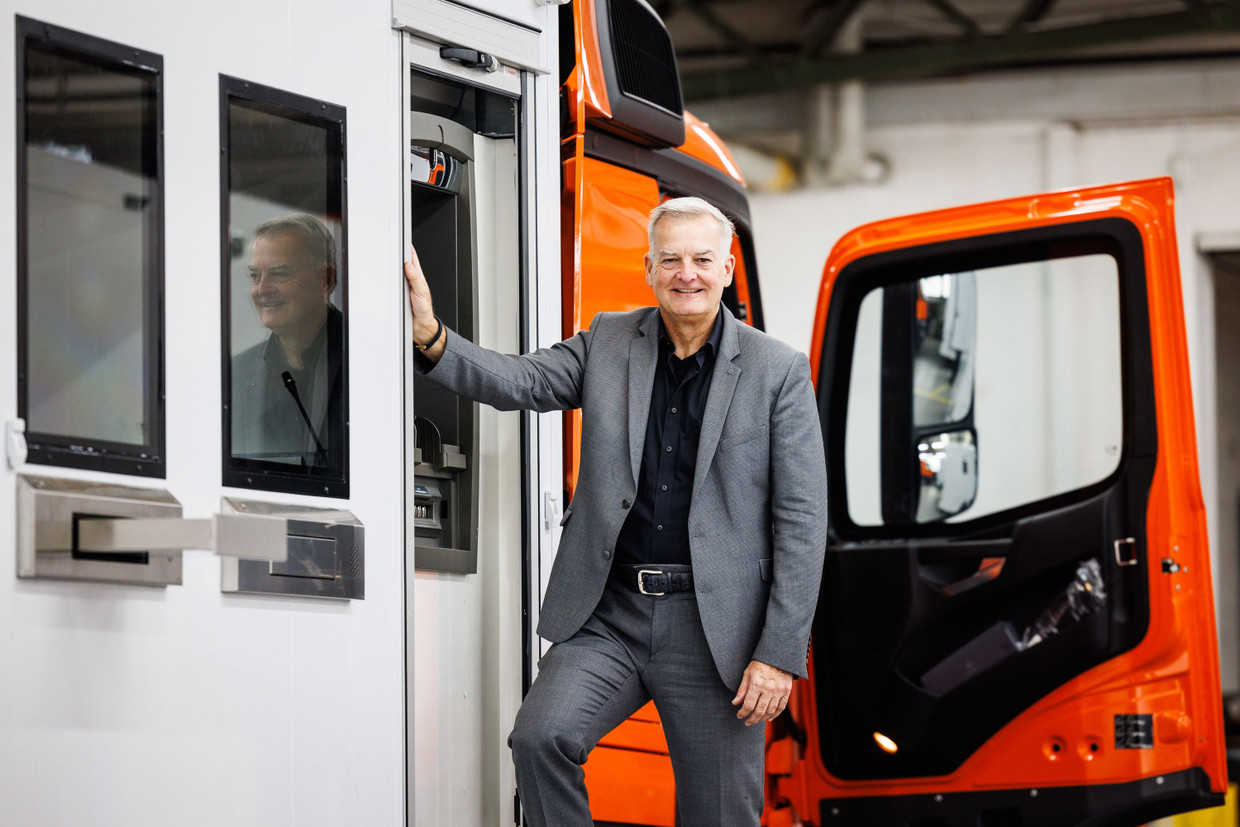 Friederichs-Geschäftsführer Henrik Schepler neben den Schalterfenstern einer mobilen Bankfiliale, die sein Unternehmen baut.