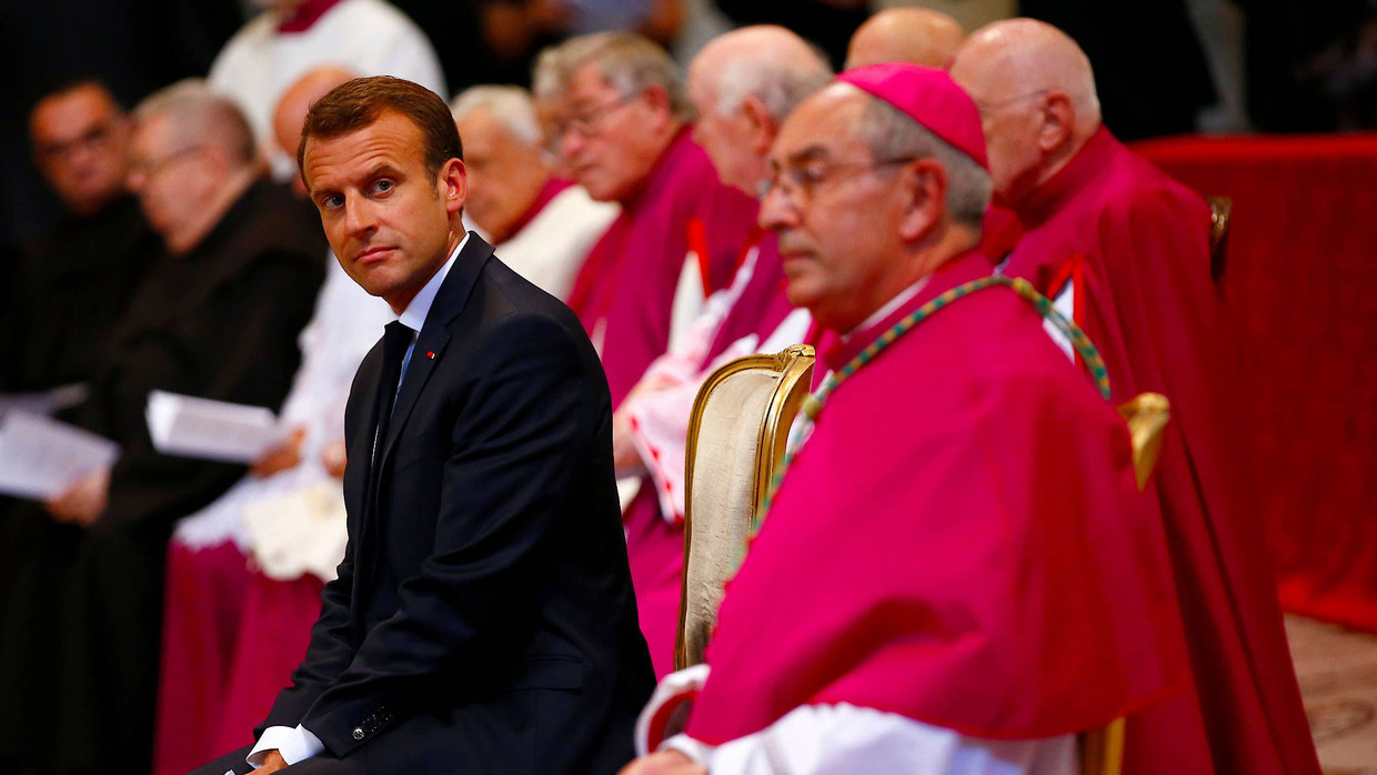 Vor dem Streit: Im Juni 2018 wurde Macron in der Lateranbasilika in das Kollegium der Domherren aufgenommen. Auf dem Bild ist er an der Seite des römischen Generalvikars Angelo De Donatis zu sehen. Zuhause in Frankreich machte er sich am Montag mit der Ankündigung einer Obergrenze für Gottesdienstbesucher bei Katholiken unbeliebt.