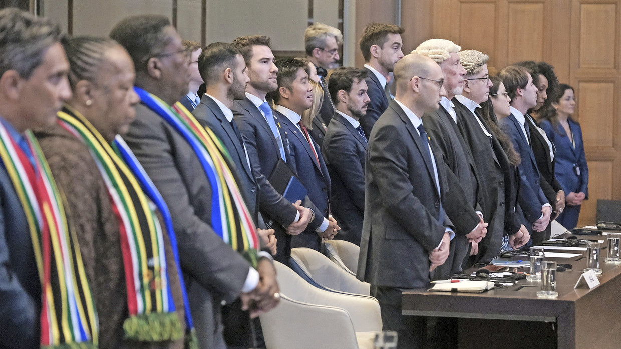 Während der Verkündung in Den Haag: Die südafrikanische (links) und die israelische Delegation (rechts) Während der Verkündung in Den Haag: Die südafrikanische (links) und die israelische Delegation (rechts)