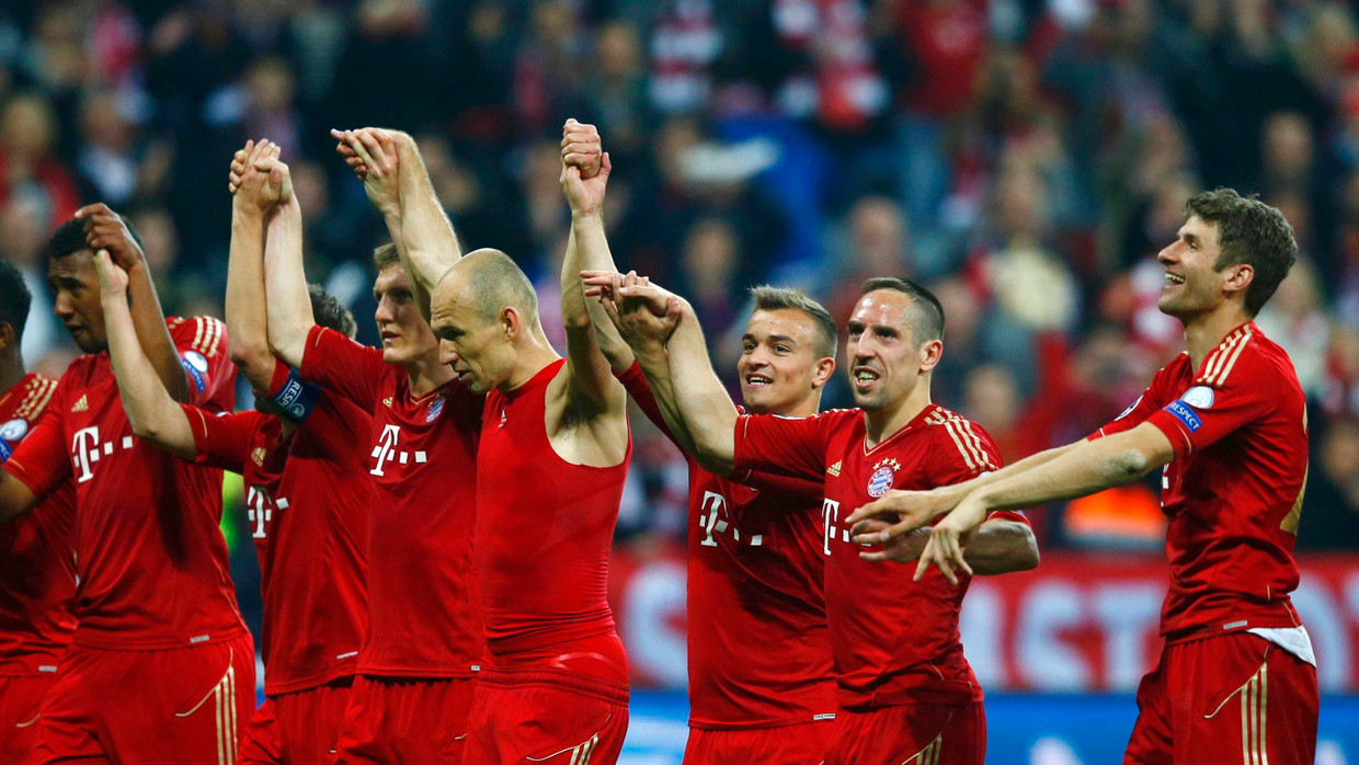 Siegerkette: Müller (rechts) und seine Münchner Siegerkette: Müller (rechts) und seine Münchner