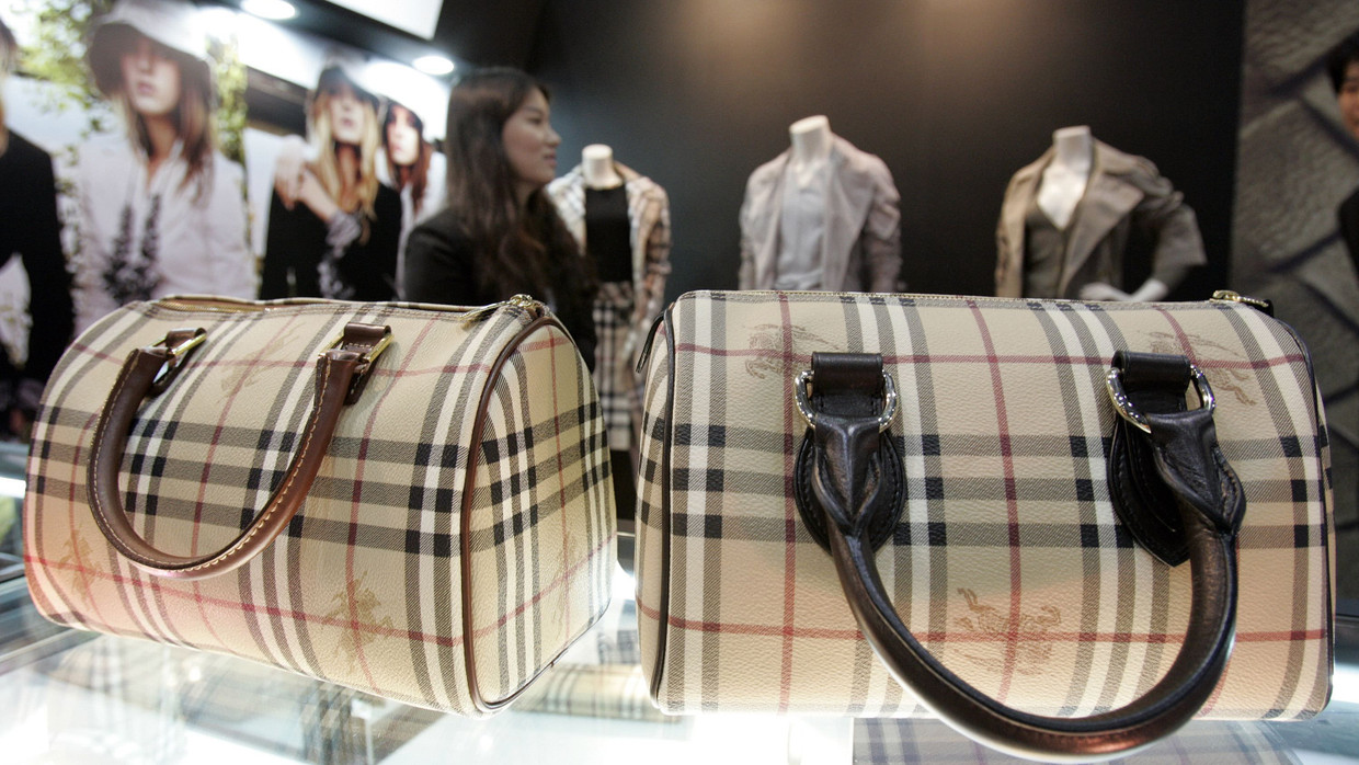 Orginal (rechts) und Fälschung im Vergleich: Handtasche der Luxusmarke Burberry - ausgestellt vom südkoreanischen Zoll in Seoul.