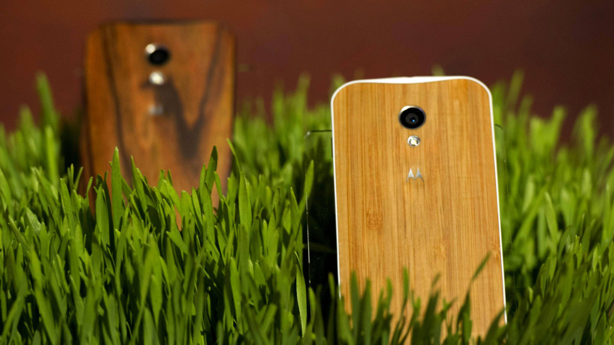 Sieht in Sonderausstattung altertümlich aus, ist aber das modernste Werkzeug nicht nur für Benutzer, sondern auch für deren Überwacher: das Mobiltelefon Moto X