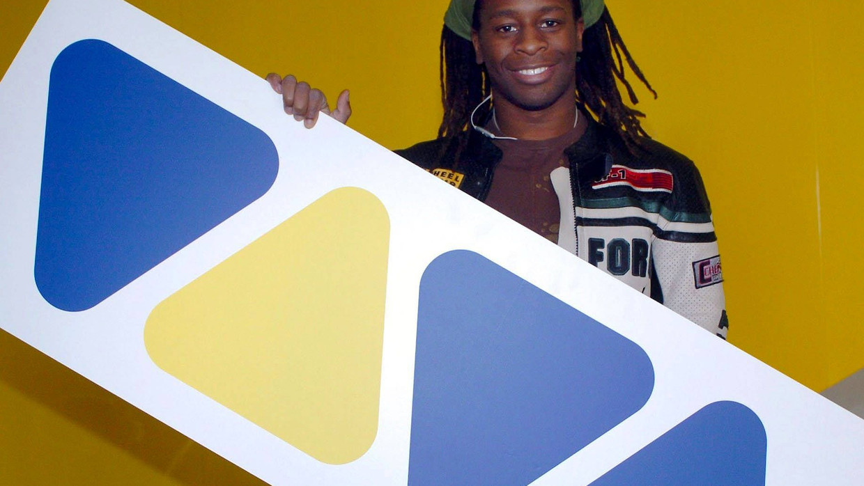 Der Viva-Moderator Mola Adebisi posiert 2003 in Köln mit dem Logo des Musiksenders. Seit der Geburtsstunde am 01.12.1993 war er bei Viva.