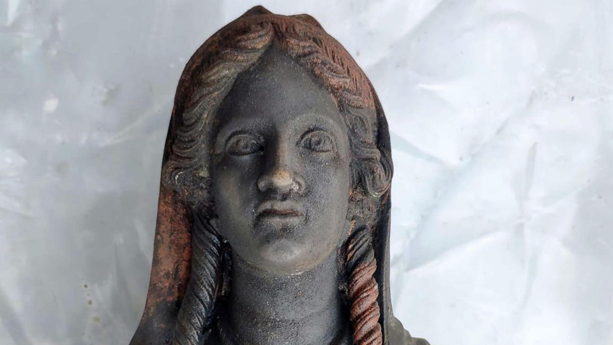 Etruskische Statuen Fruchtbar Im Antiken Luxusbad etruskische-statuen-fruchtbar-im-antiken-luxusbad