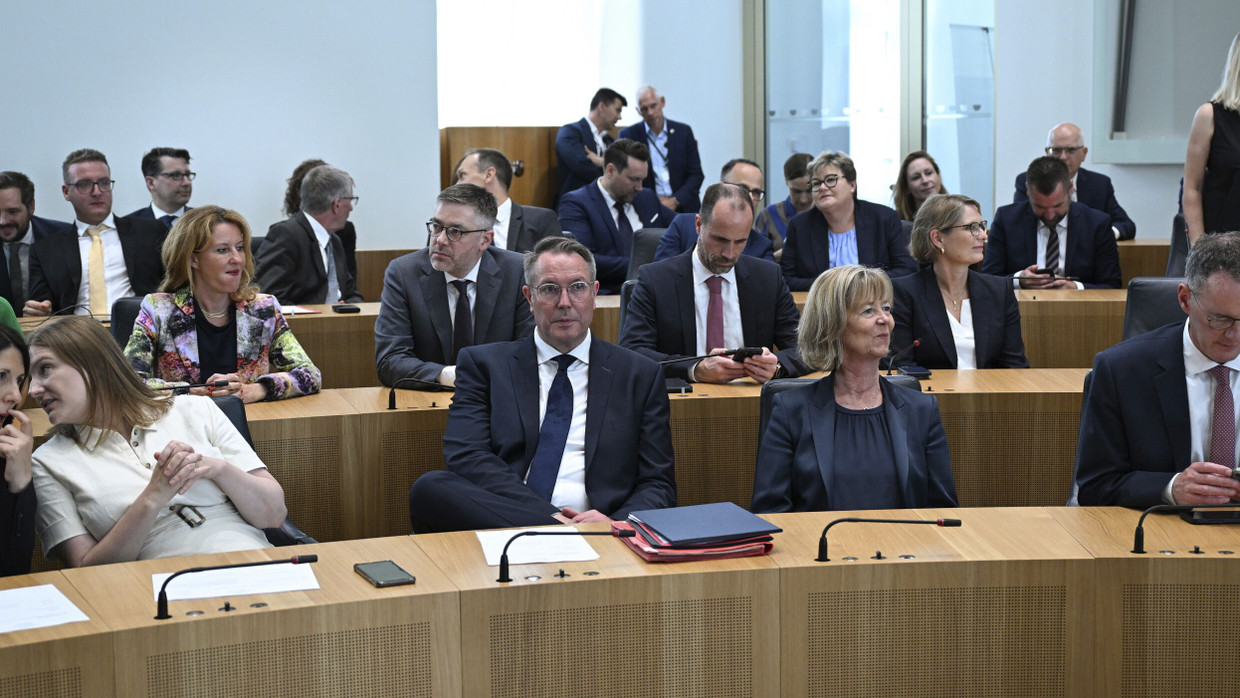 Die Regierungsbank der rheinland-pfälzischen Landesregierung nach der Wahl des Sozialdemokraten Alexander Schweitzers (Mitte) zum Ministerpräsidenten.