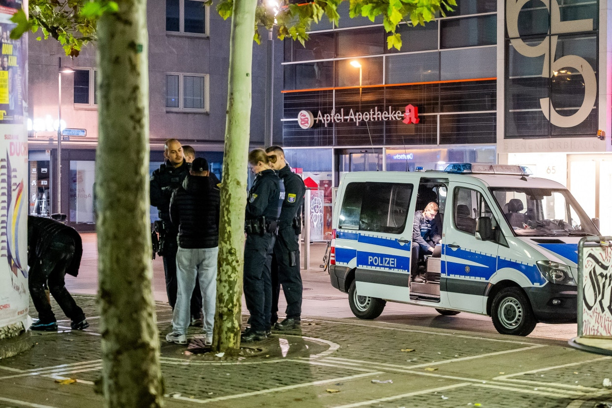 Die Polizei kontrolliert in der Nacht verstärkt Personen auf der Zeil.