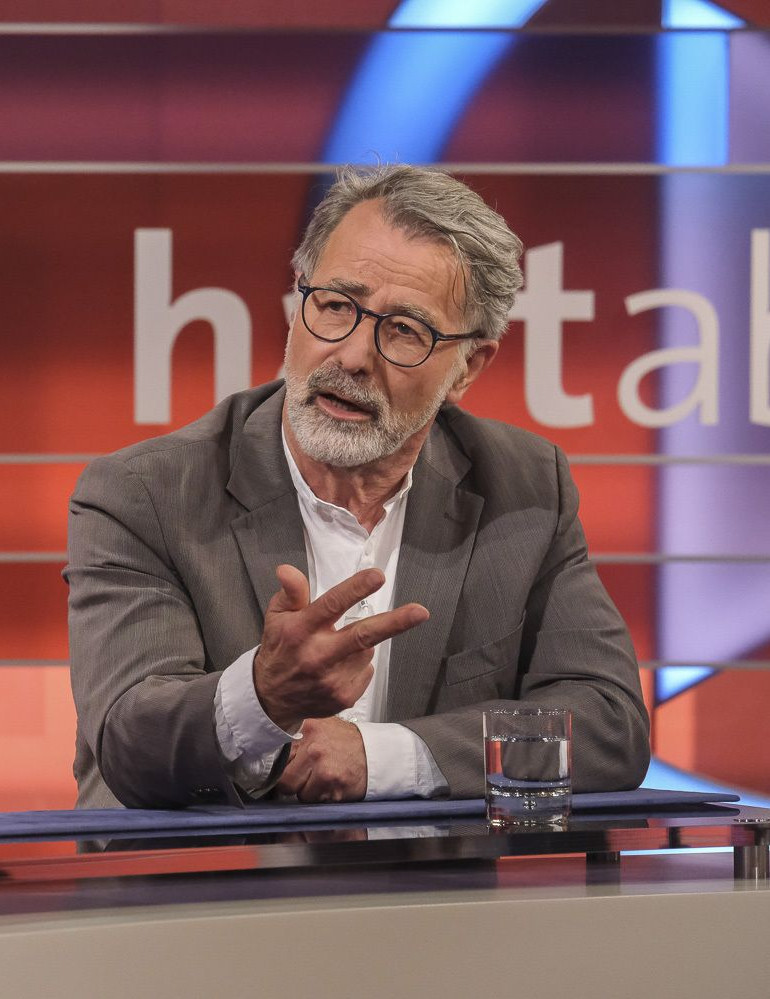 Wolfgang Merkel, geboren 1952 in Hof, war bis 2020 Direktor der Abteilung Demokratie und Demokratisierung am Wissenschaftszentrum Berlin für Sozialforschung.