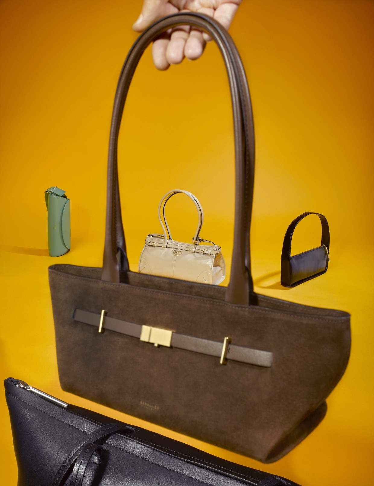 Hintere Reihe von links: Jil Sander 'Cannolo',Prada Doktorbag 'Bonnie ',Khaite. Große Tasche von Demellier aus braunem Wildleder. Ganz vorne unten PB 0110