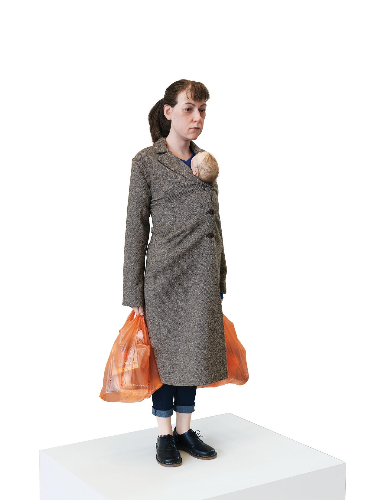 Cartier-Taschen sind das aber nicht: Ron Muecks „Woman with Shopping“ von 2013 trägt das Kind eng am Leibe.