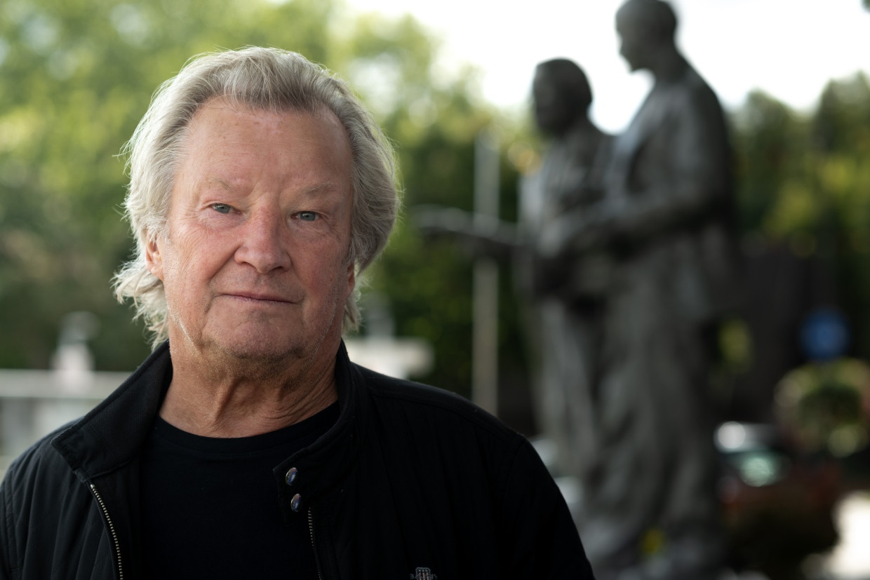 Felix Heinz Holtschke vor Lenin und Marx in Gelsenkirchen